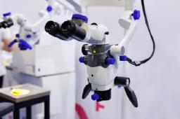 Surgical Microscope Market Players Adopting Customization and Training to Enhance Surgeon Experience